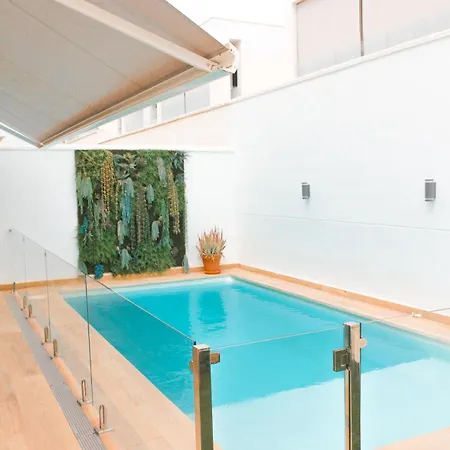 Sunrise & Pool Mairena Metro 펜션 *